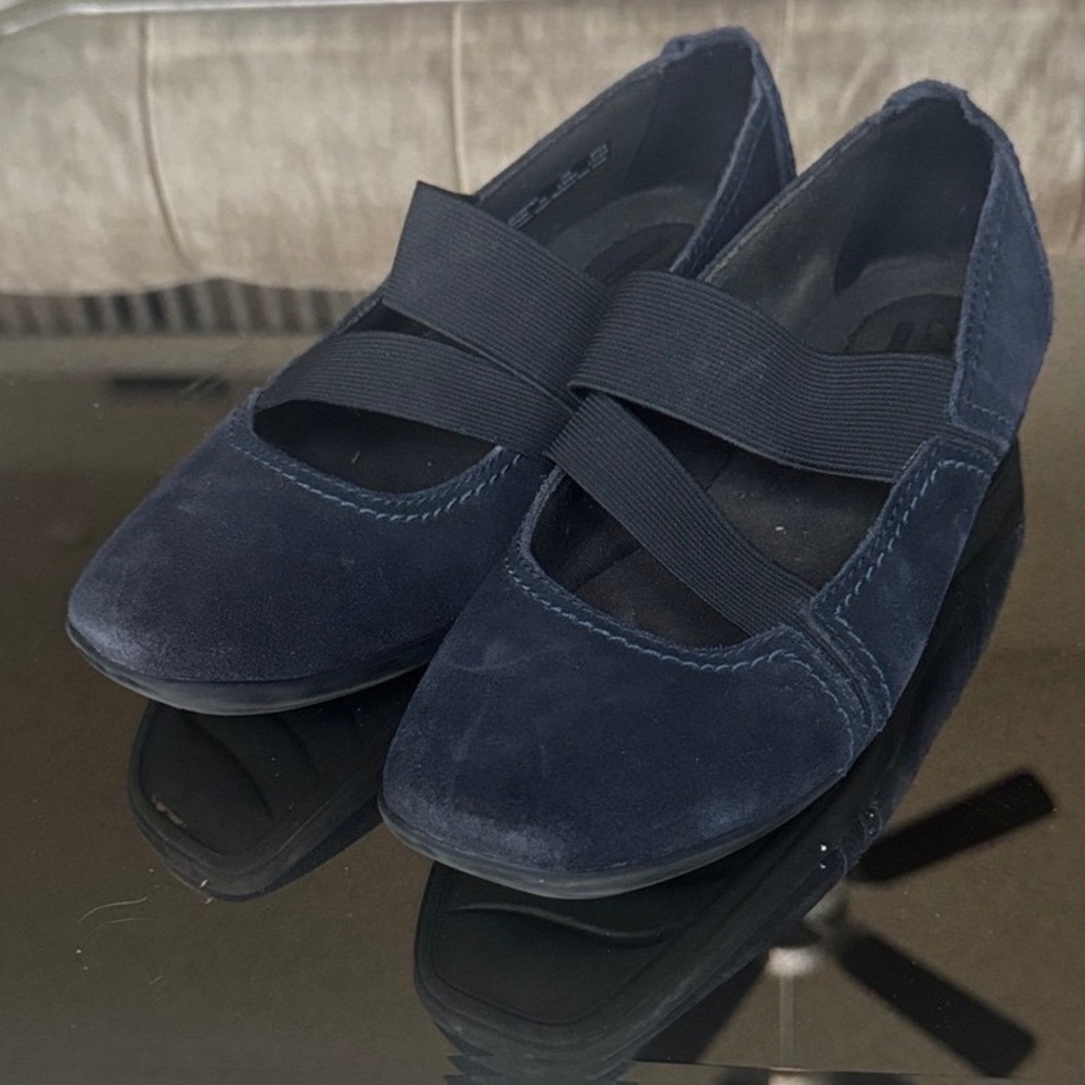 Clarks Womens Navy Blue Suede Mary Jane Elastic Strap Flats Size 7M 26110760
